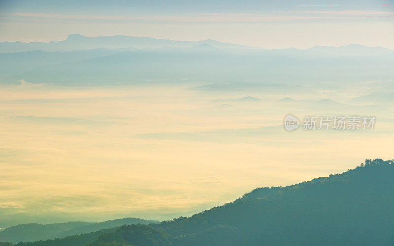 在Doi angkhang清迈自然景观风景秀丽的日出在泰国北部